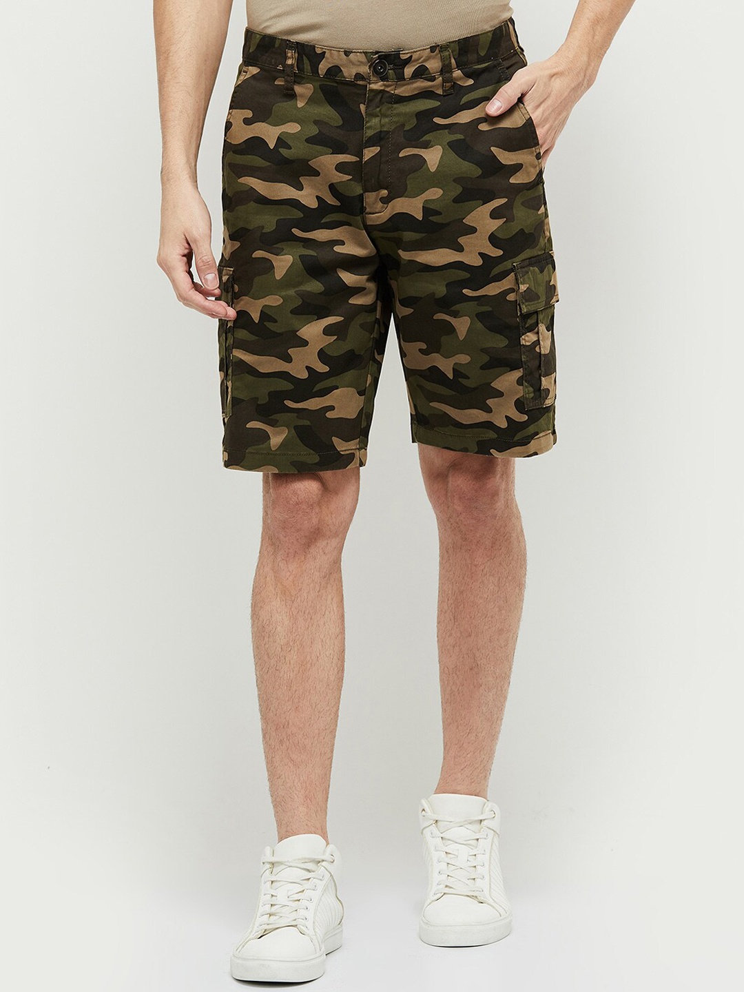 

max Men Green Camouflage Printed Cargo Shorts