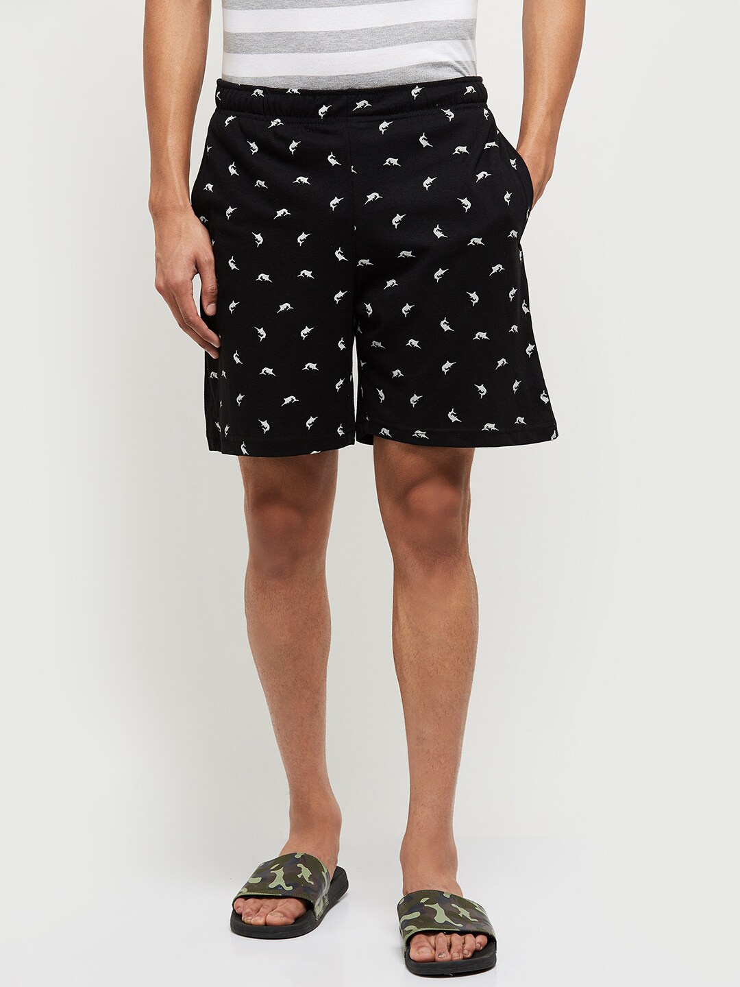 

max Men Black & White Printed Lounge Shorts
