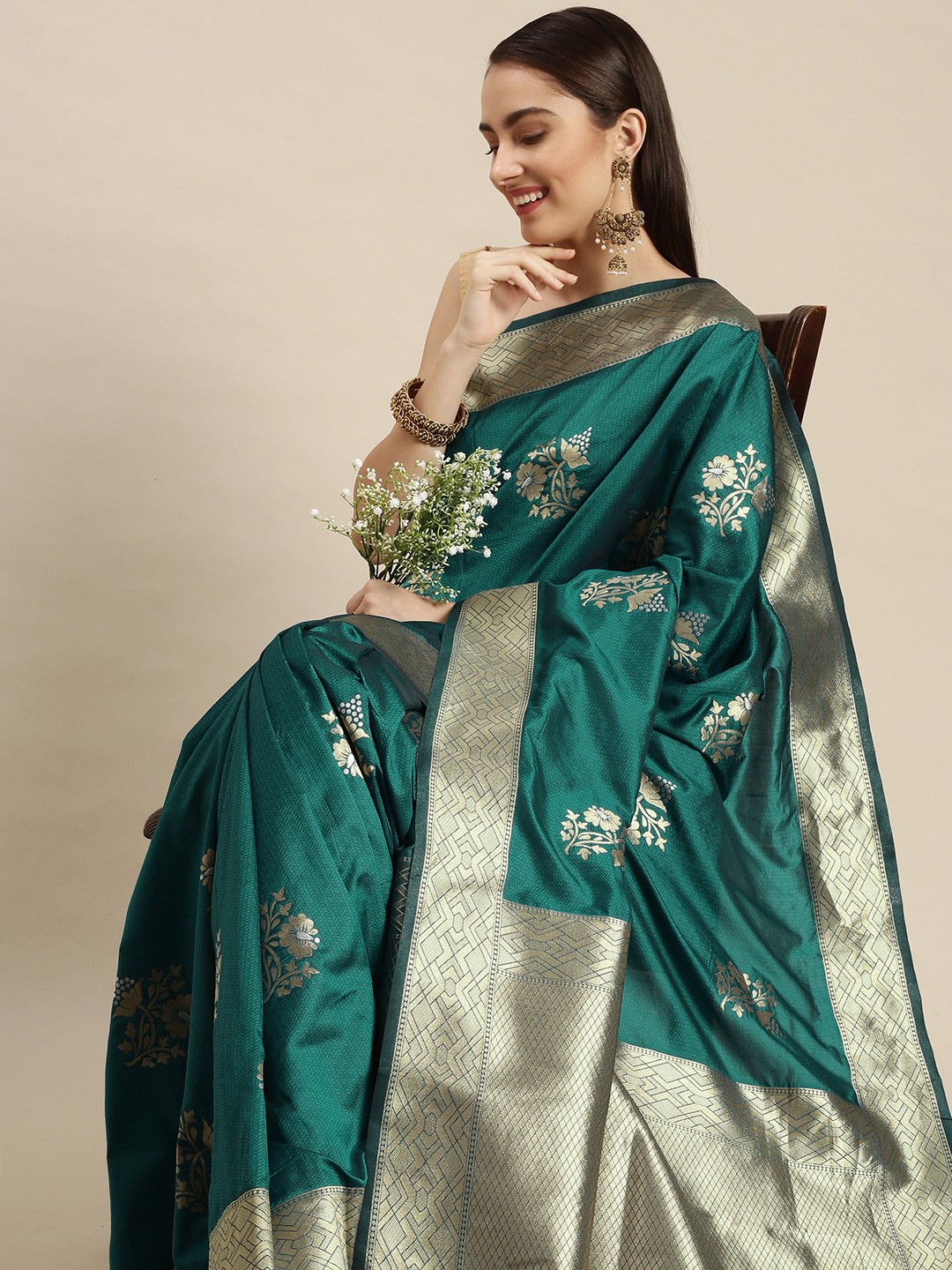 

Royal Rajgharana Saree Green & Gold Floral Zari Silk Blend Celebrity Banarasi Sarees