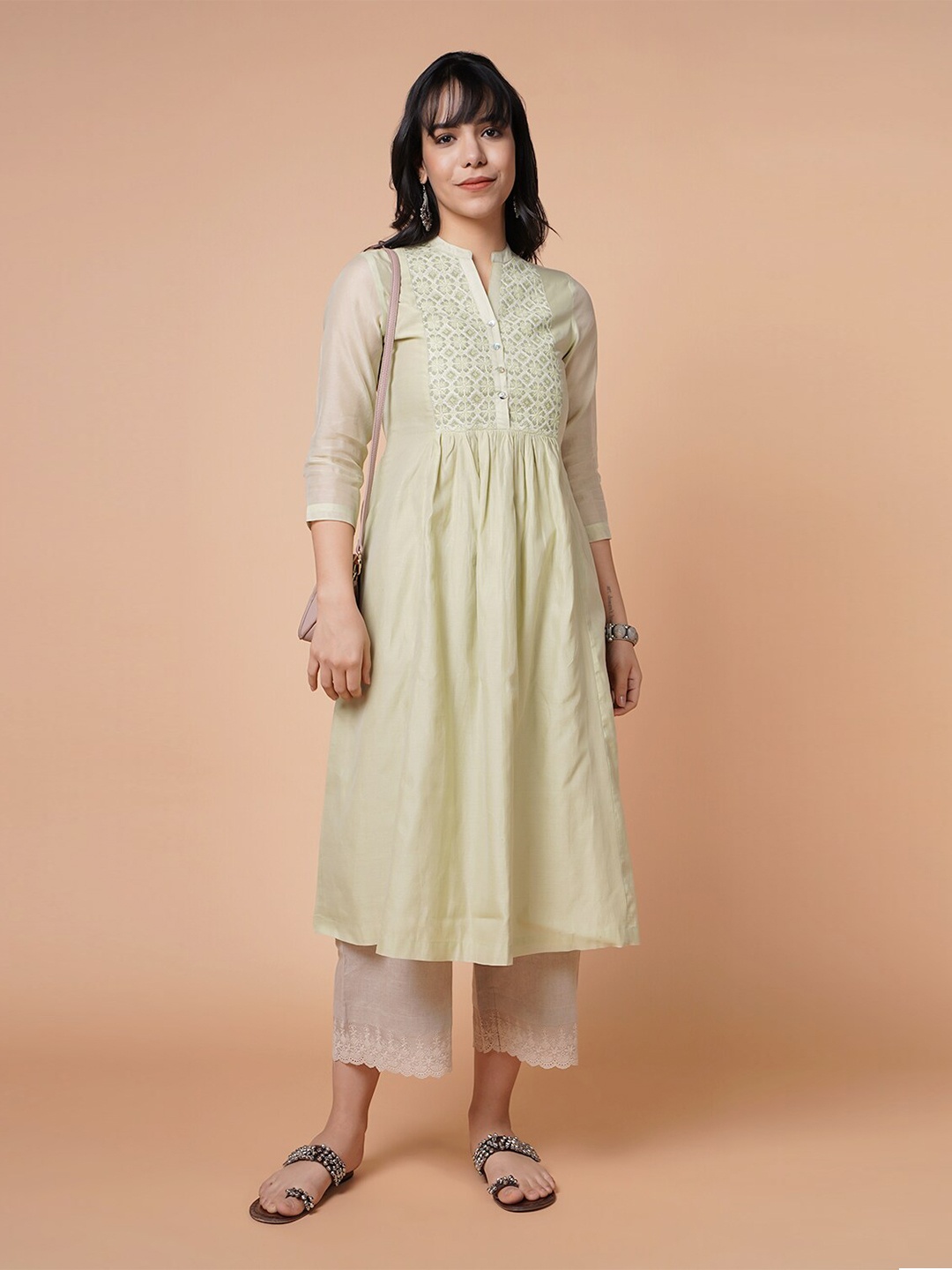 

BARARA ETHNIC Women Green Floral Embroidered Chanderi Silk Kurta