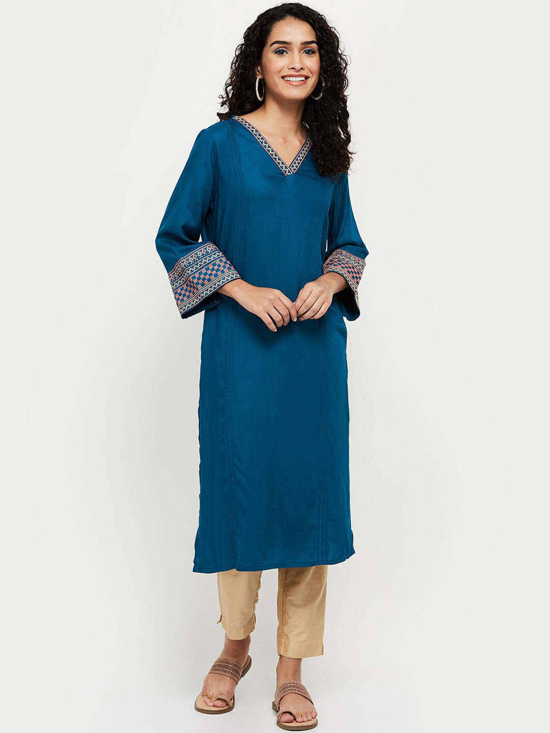 

max Women Blue Thread Work Kurta