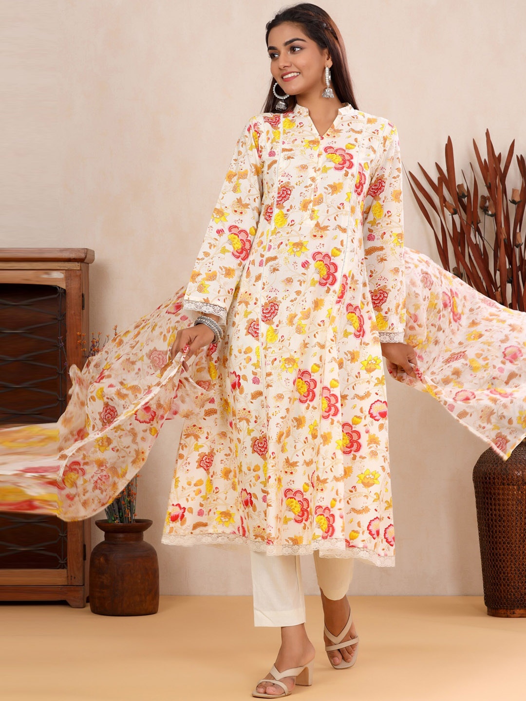 

mirari Women Yellow Floral Printed Pure Cotton Kurta with Trousers & With Dupatta