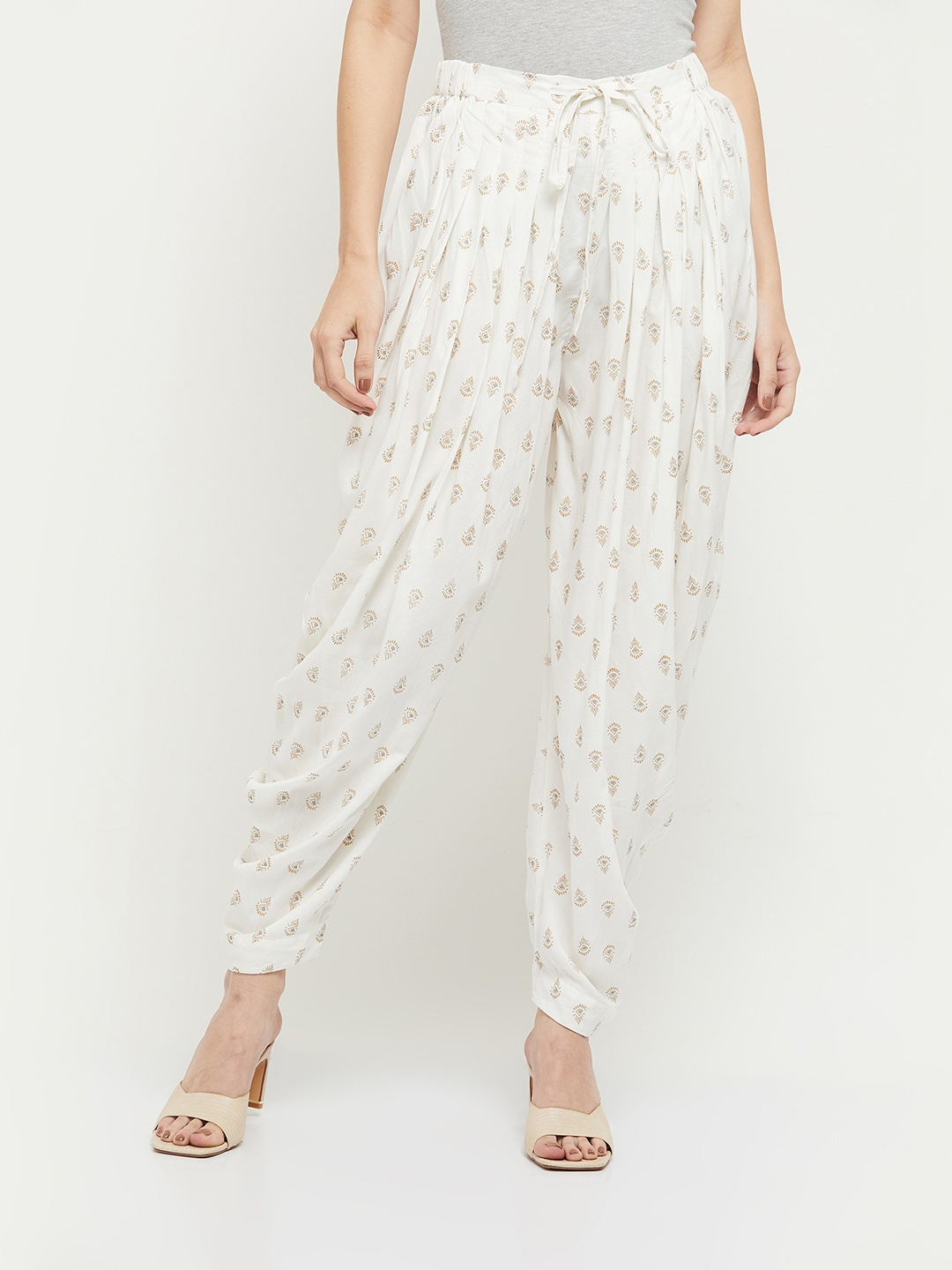 

max Men Brown Printed Pleated Trousers