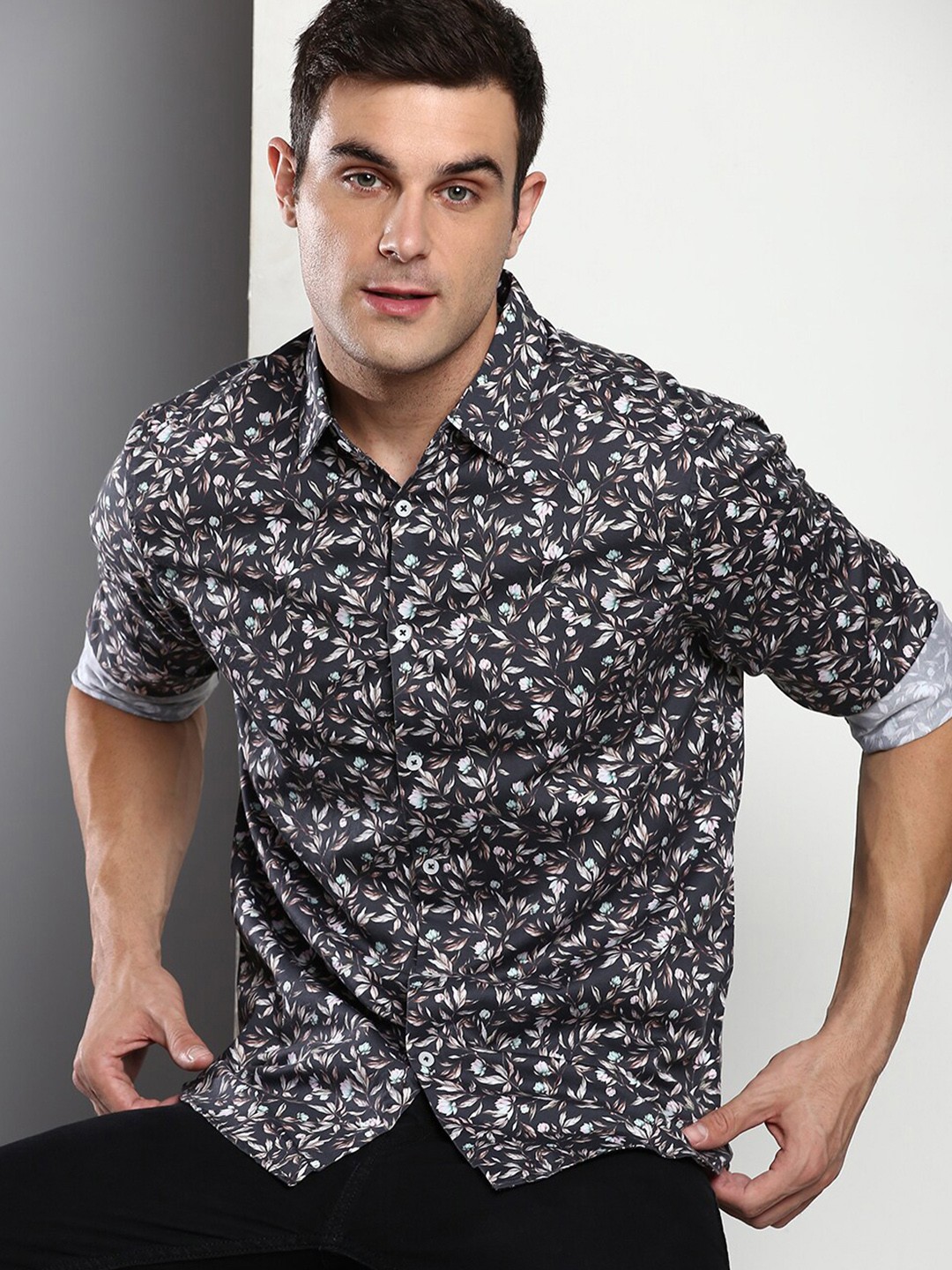 

Dennis Lingo Men Black Slim Fit Floral Printed Casual Shirt