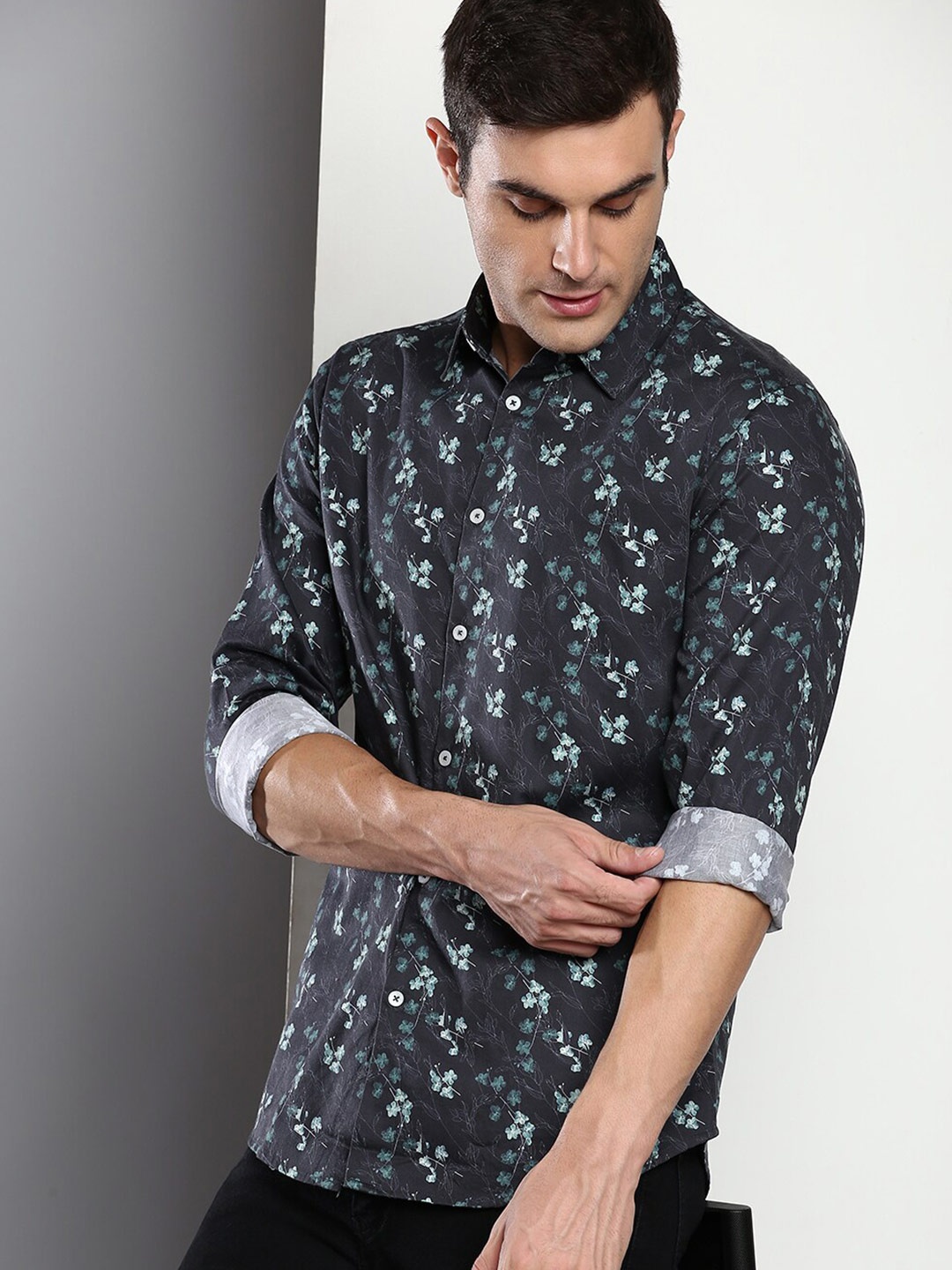 

Dennis Lingo Men Black Slim Fit Floral Printed Casual Shirt