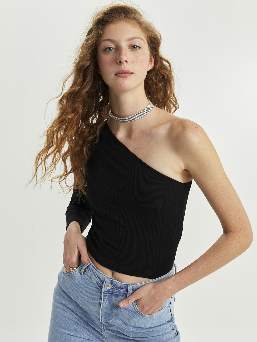 

LC Waikiki Black Solid One Shoulder Crop Top