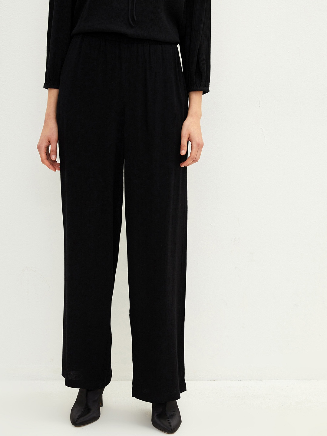 

LC Waikiki Women Black Classic Loose Fit Trousers
