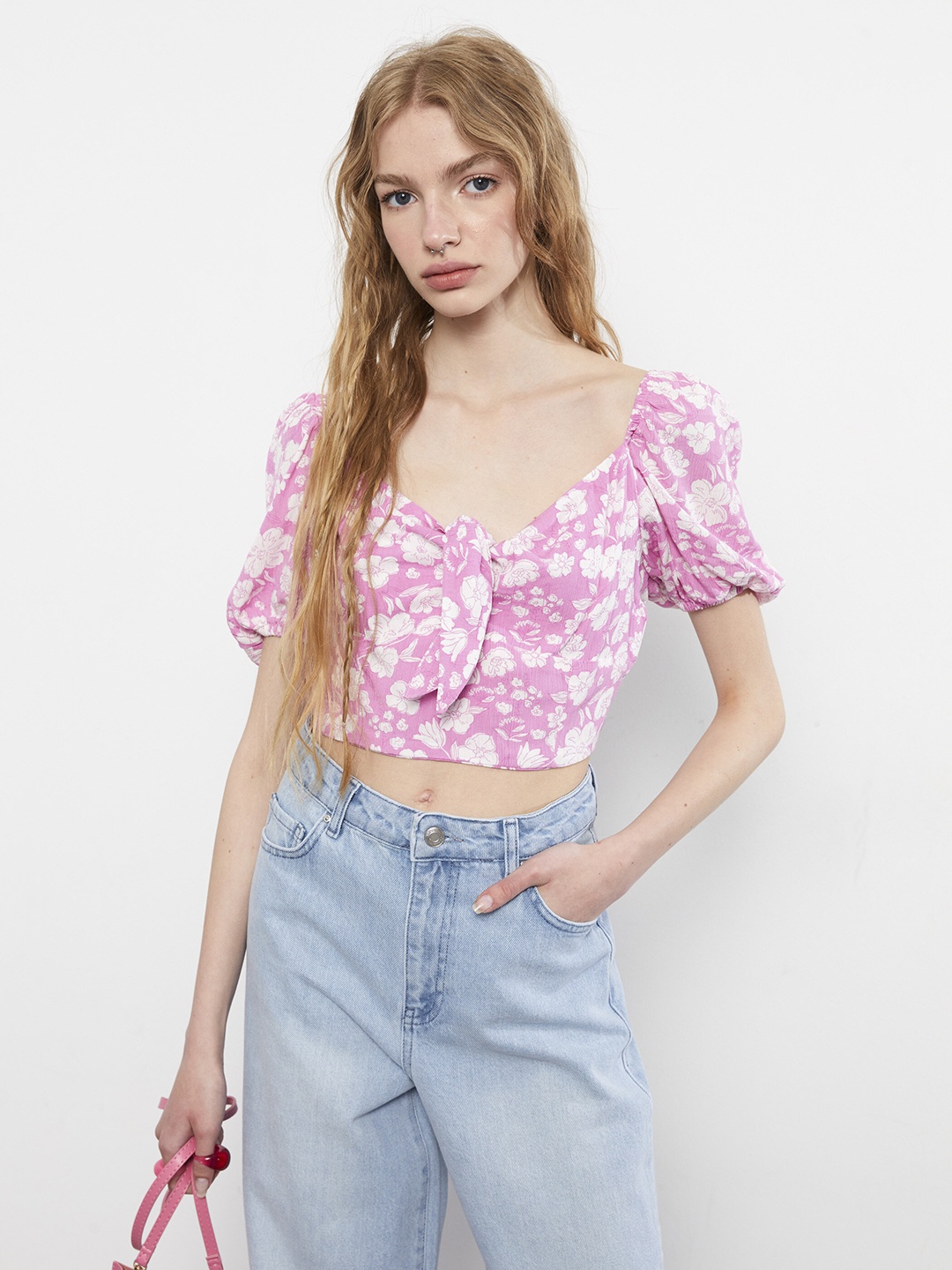 

LC Waikiki Pink & White Floral Print Sweetheart Neck Crop Top