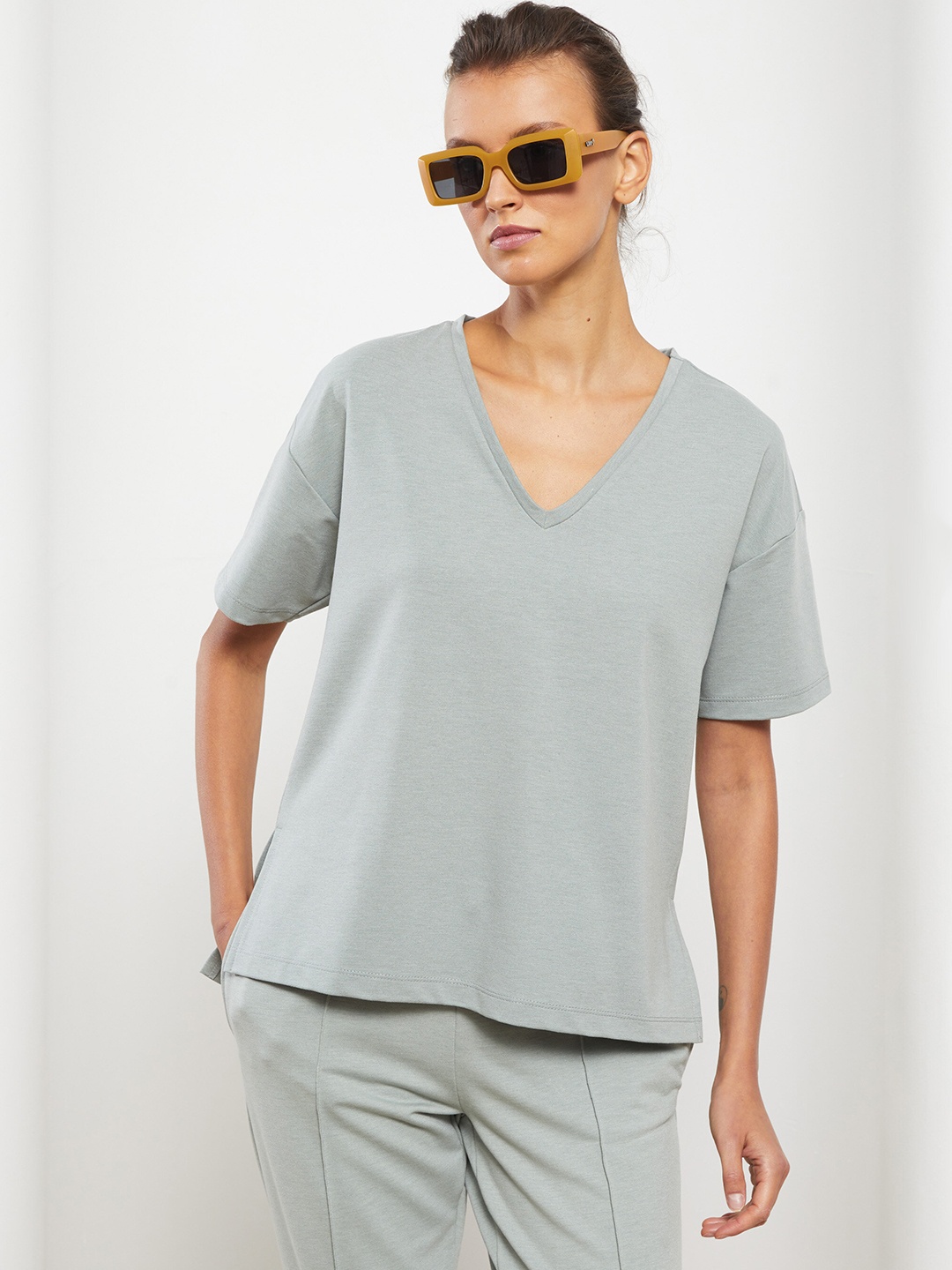 

LC Waikiki Women Grey Solid V-Neck Drop-Shoulder Sleeves Oversized T-shirt