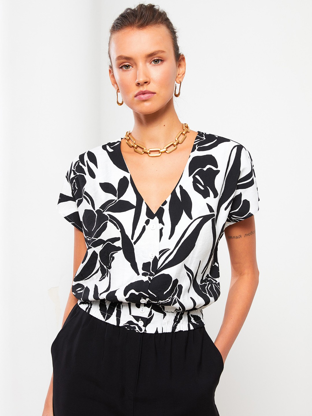 

LC Waikiki Women Black & White Floral Print Extended Sleeves Blouson Top