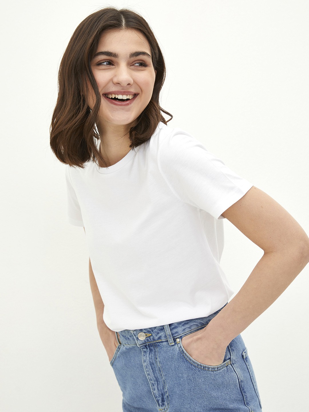 

LC Waikiki Women White Solid T-shirt