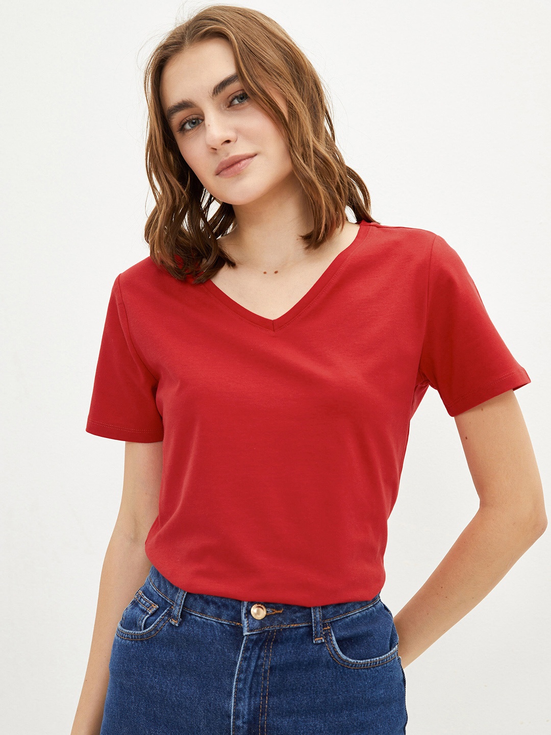 

LC Waikiki Women Red Solid V-Neck T-shirt