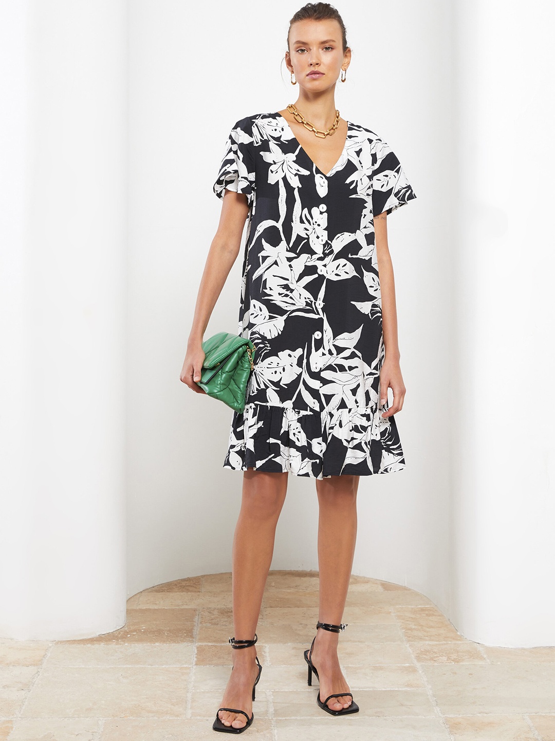 

LC Waikiki Black & White Floral Shirt Dress