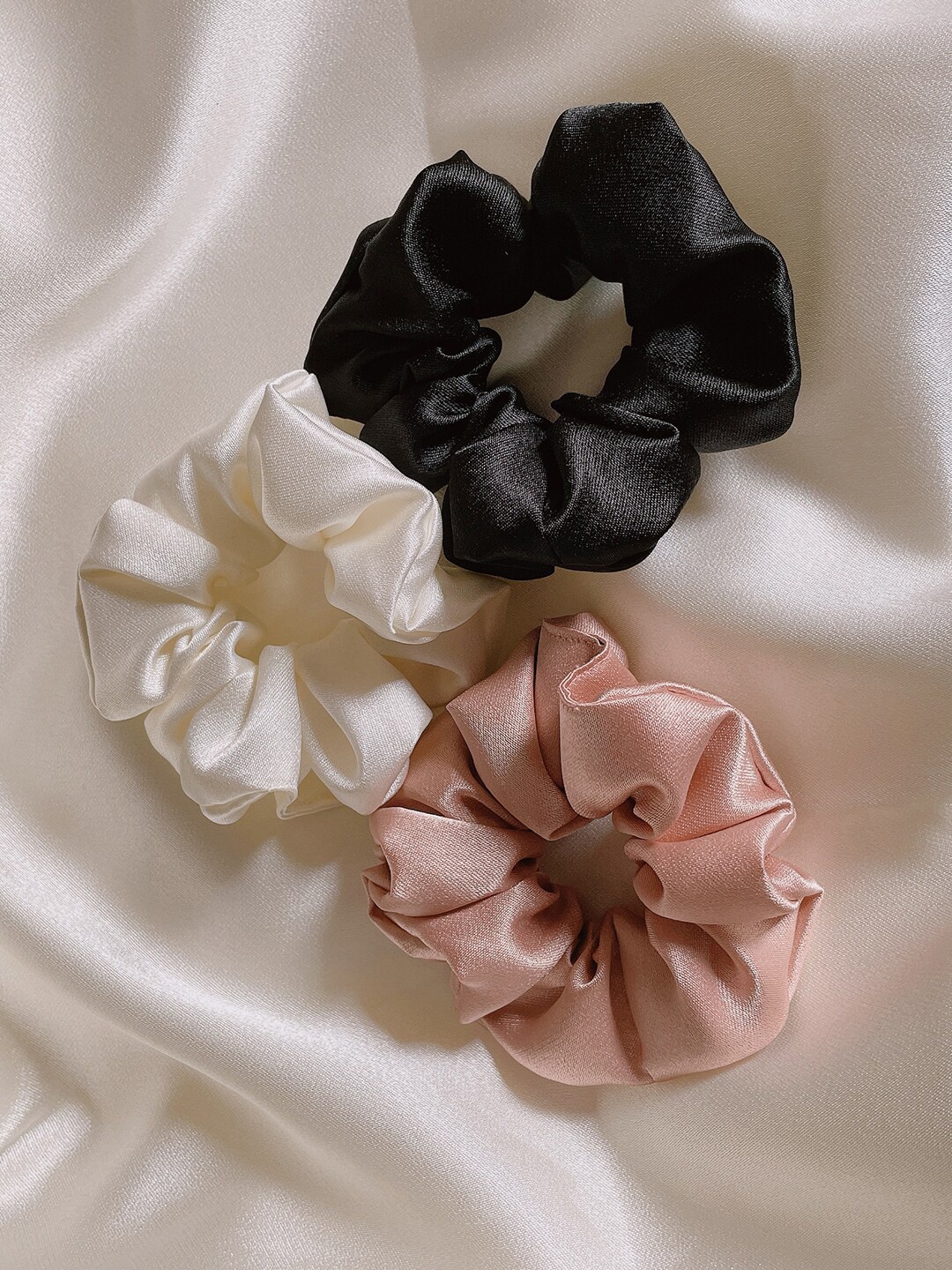 

Mueras Women Black & White Set of 3 Ponytail Holders