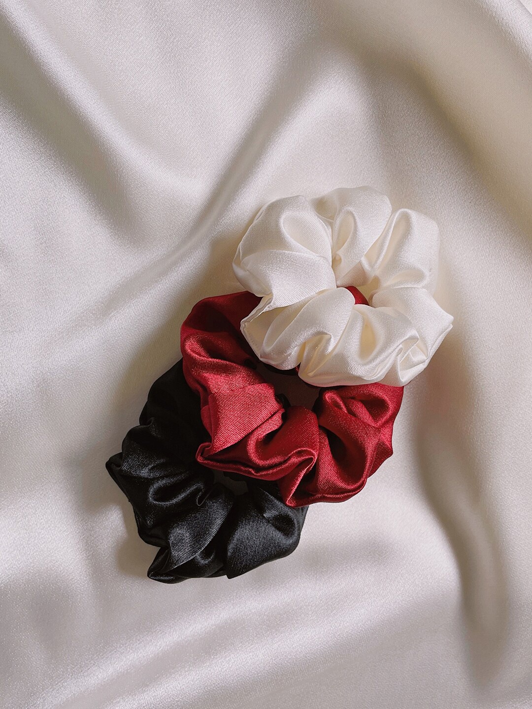 

Mueras Women White & Black Set of 3 Scrunchies