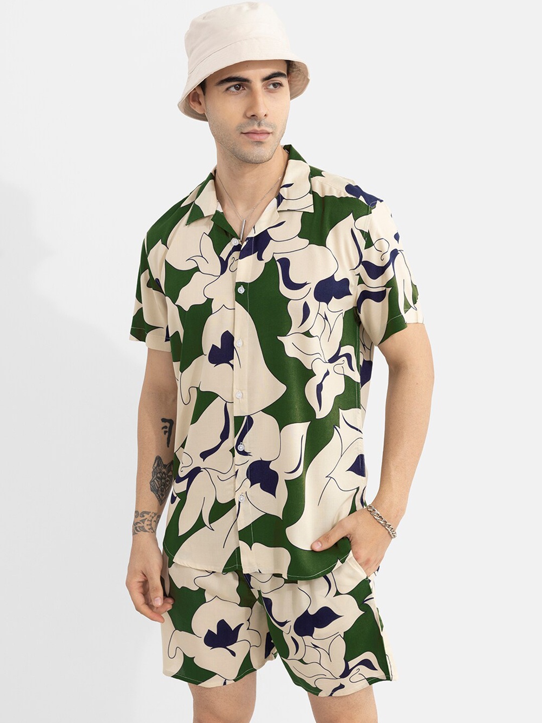 

Snitch Men Green & Off-White Printed Co-Ords