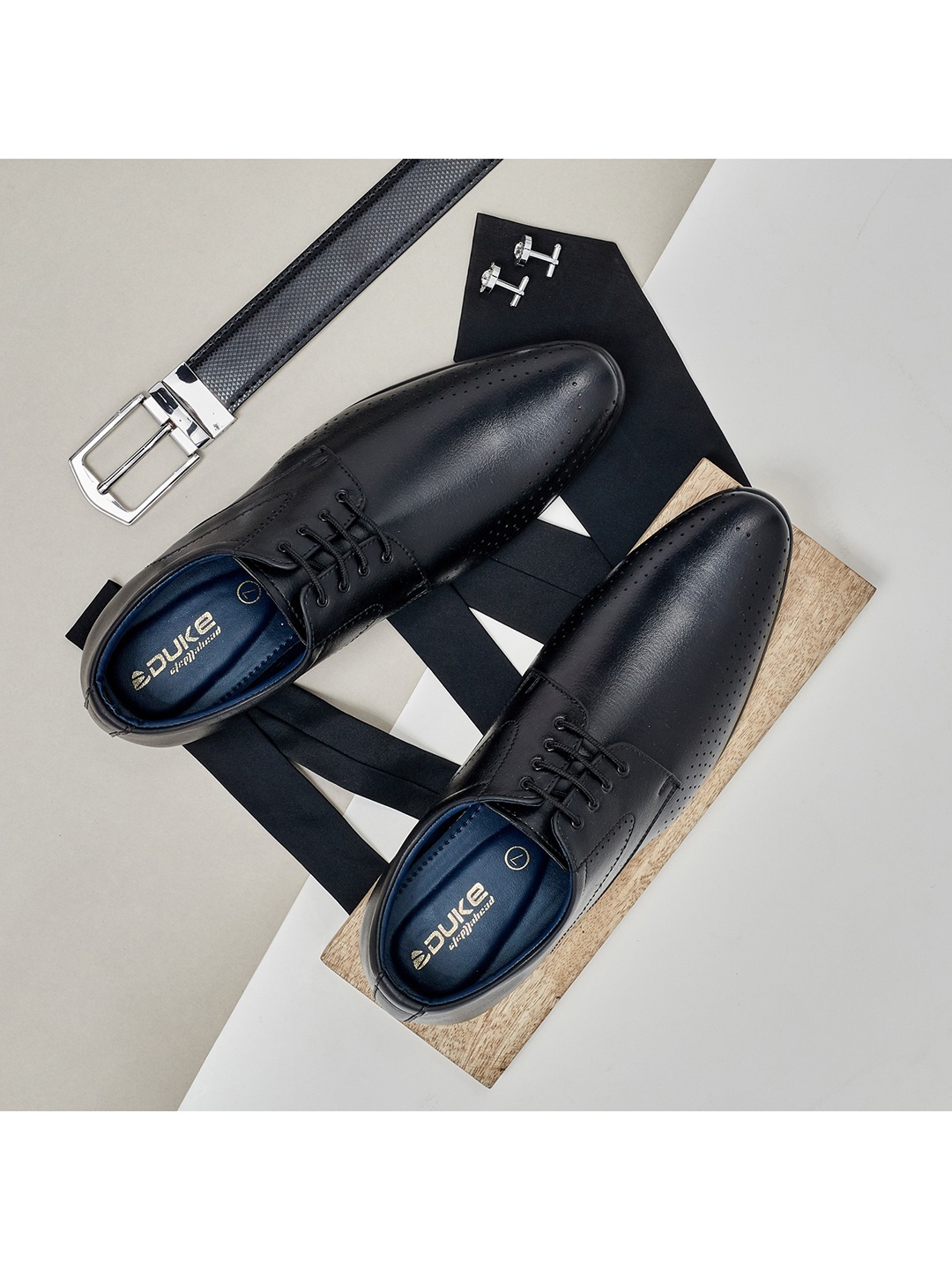 

Duke Men Black Solid Formal Derbys