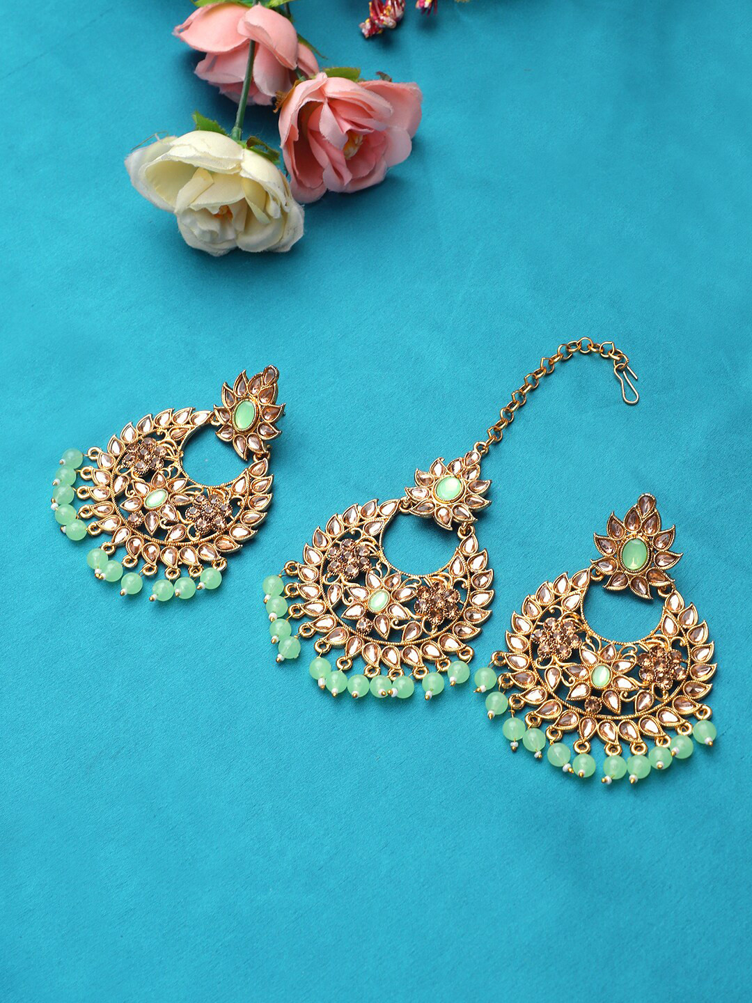 

STEORRA JEWELS Green & Gold-Toned Contemporary Chandbalis Earrings & Maangtikka Set