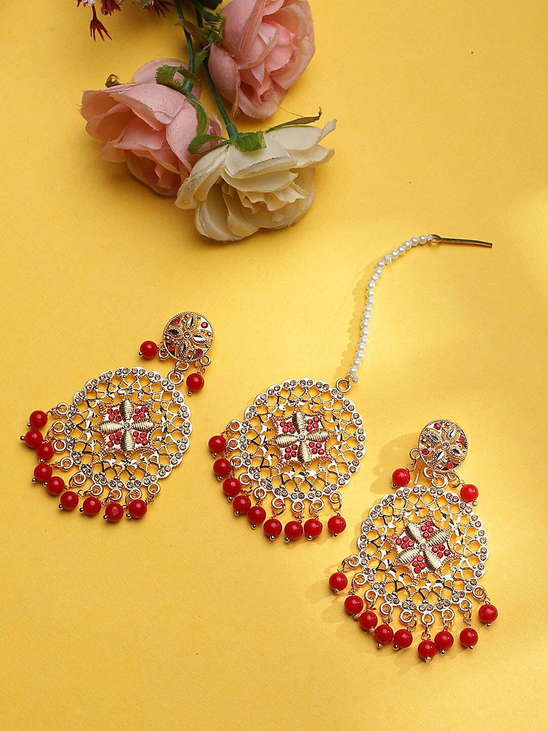 

STEORRA JEWELS Gold- Toned Red Gold Plated Kundan Earrings & Maangtikka Set