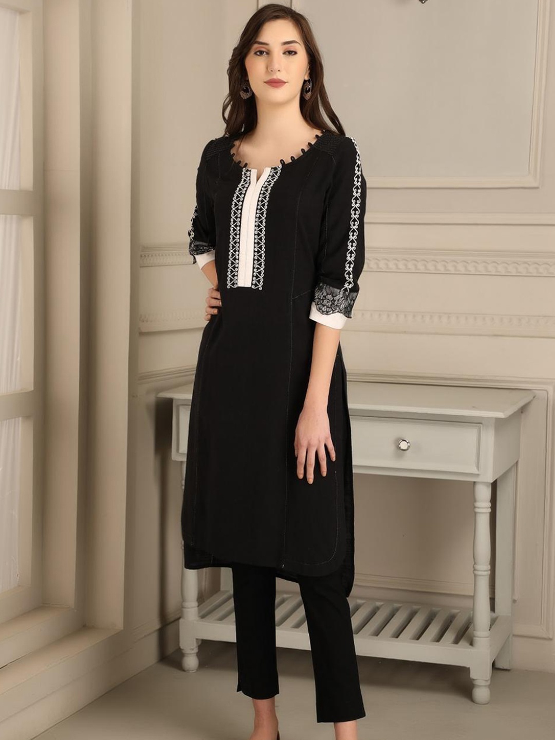 

Lakshita Women Black Thread Work Kurta