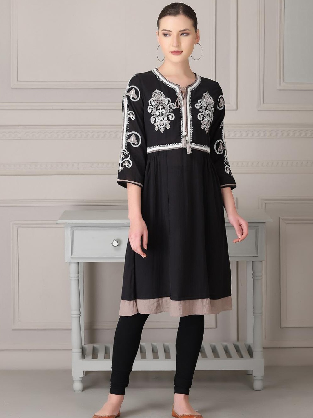 

Lakshita Women Charcoal Embroidered Thread Work Kurta