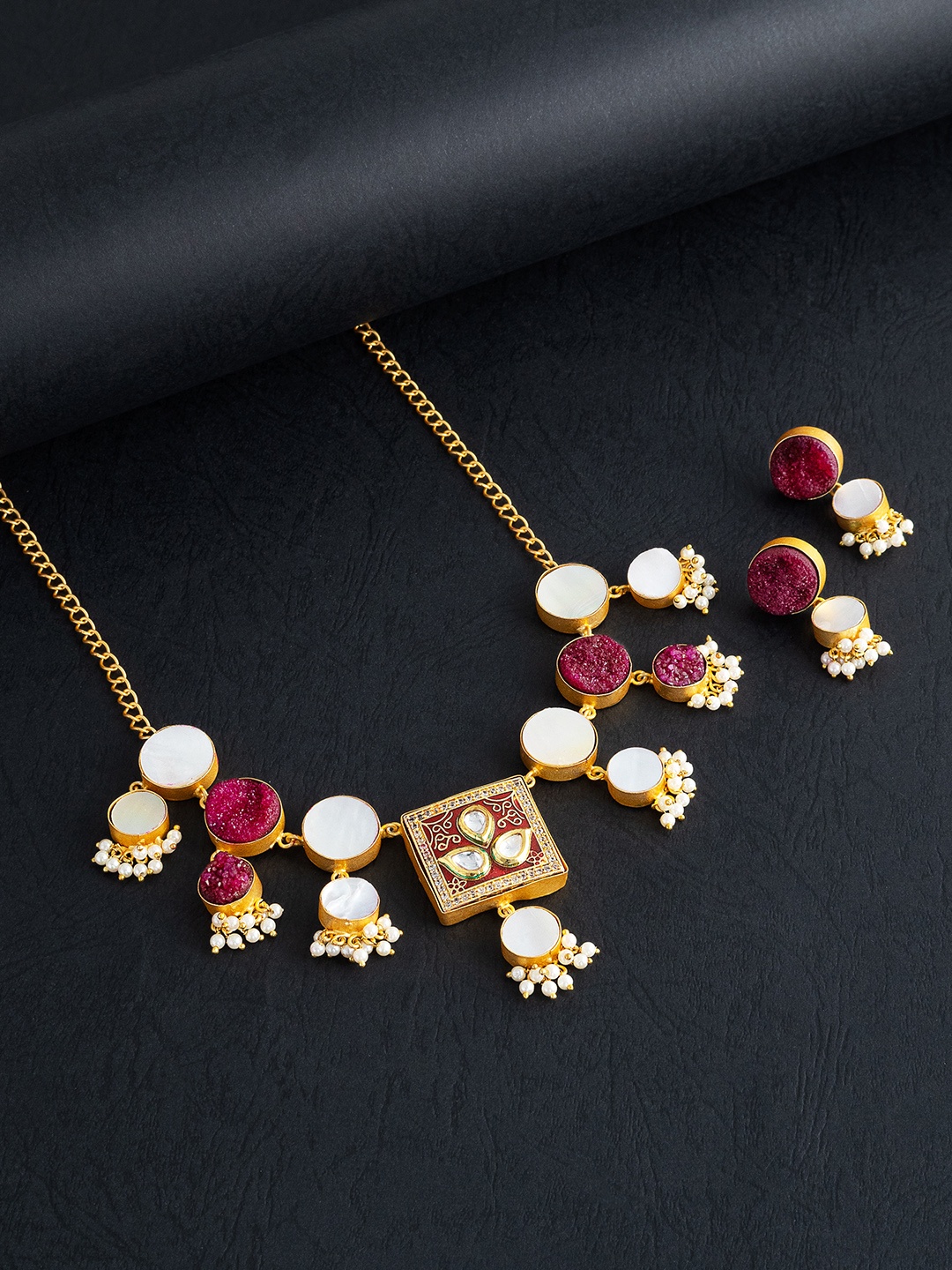 

Golden Peacock Women Gold-Plated Maroon Quartz Studded & Pearls Beaded Jewellery Set