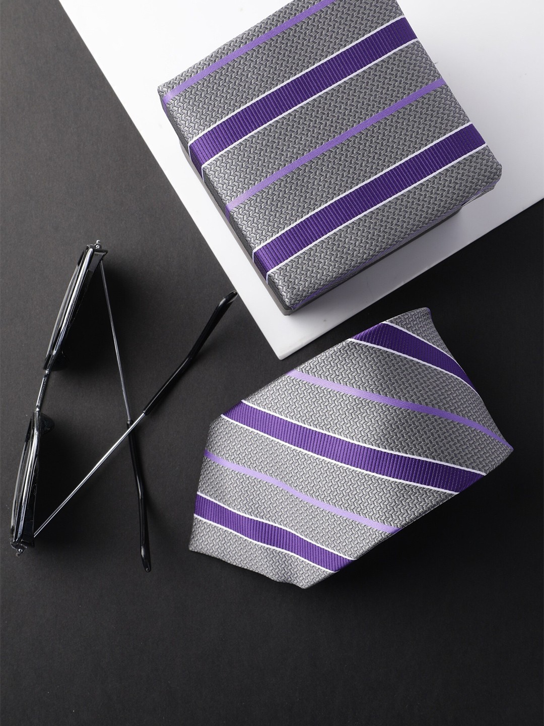 

Alvaro Castagnino Men Grey & Purple Striped Skinny Tie