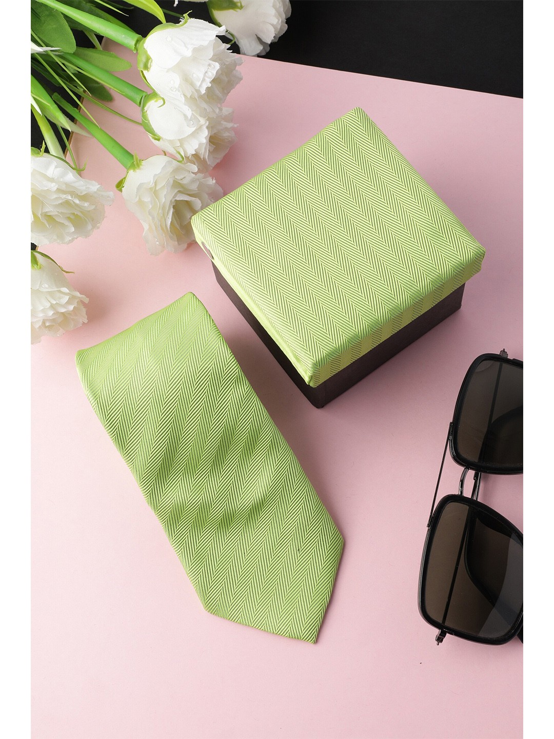 

Alvaro Castagnino Men Green Striped Skinny Tie
