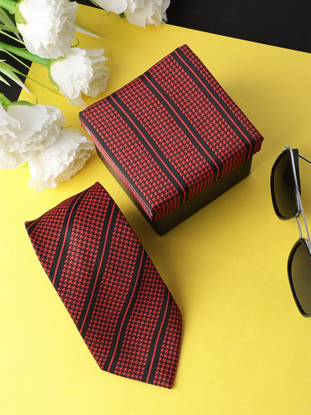 

Alvaro Castagnino Men Red & Black Striped Skinny Tie