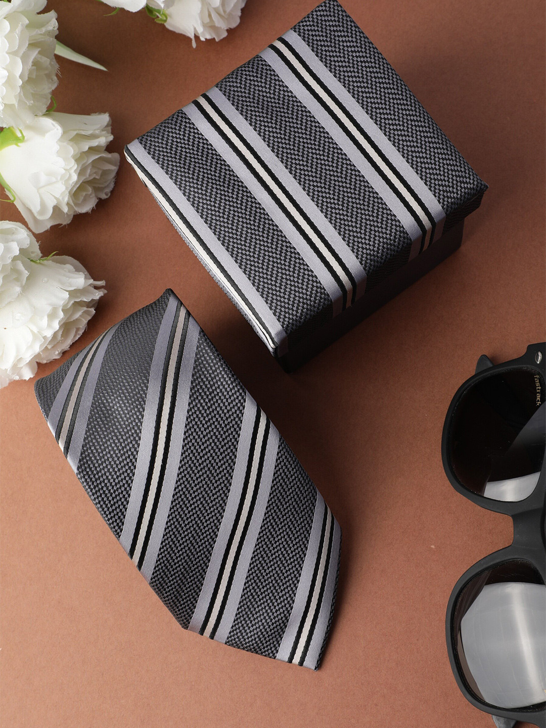 

Alvaro Castagnino Men Grey & Black Striped Skinny Tie