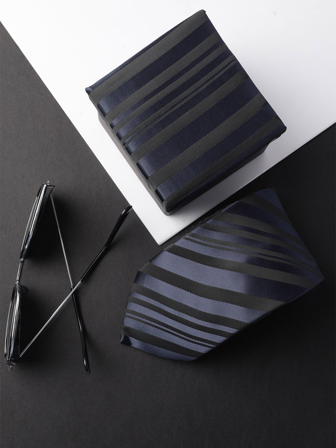 

Alvaro Castagnino Men Grey & Blue Striped Skinny Tie