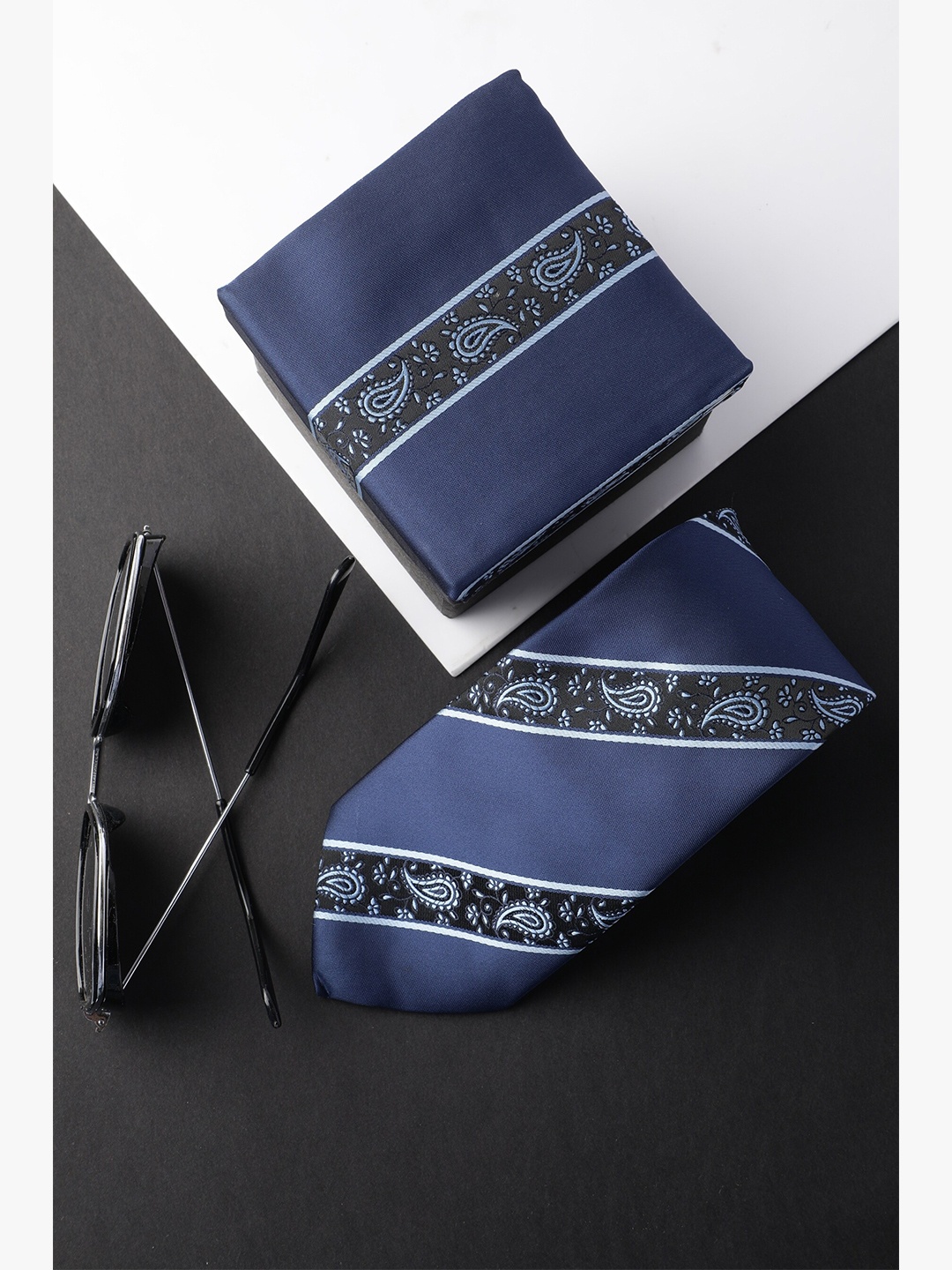 

Alvaro Castagnino Men Blue & White Striped Skinny Tie