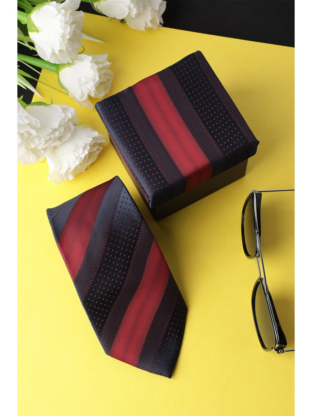 

Alvaro Castagnino Men Red & Navy Blue Striped Skinny Tie