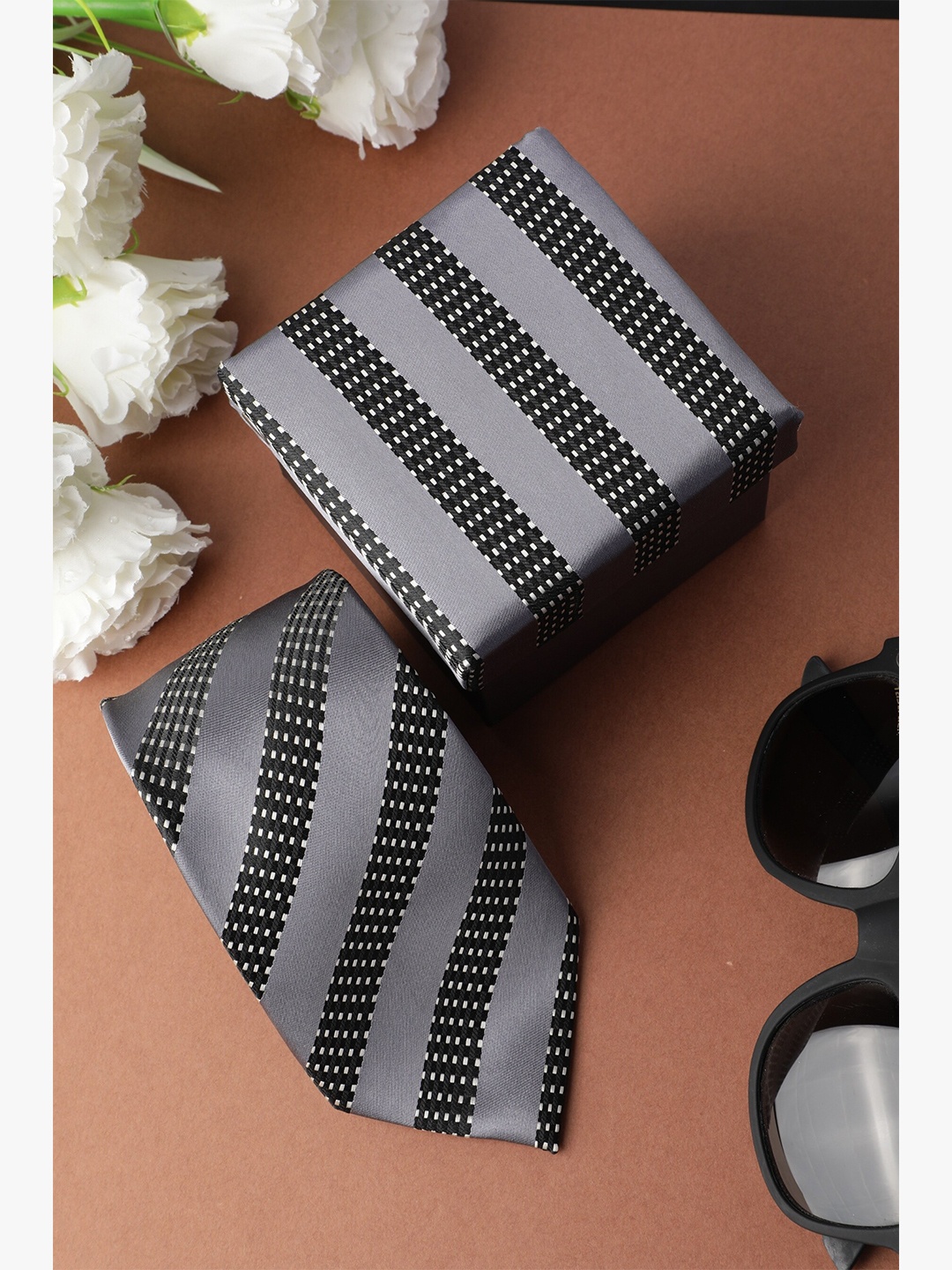 

Alvaro Castagnino Men Grey & Black Woven Design Tie