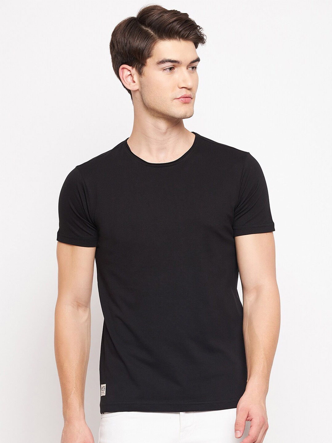 

QUBIC Men Black Solid Cotton T-shirt