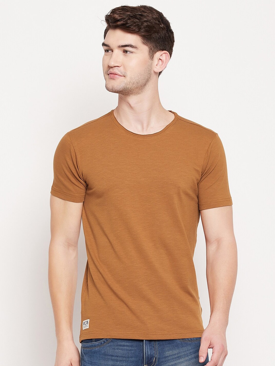 

QUBIC Men Brown Solid T-shirt