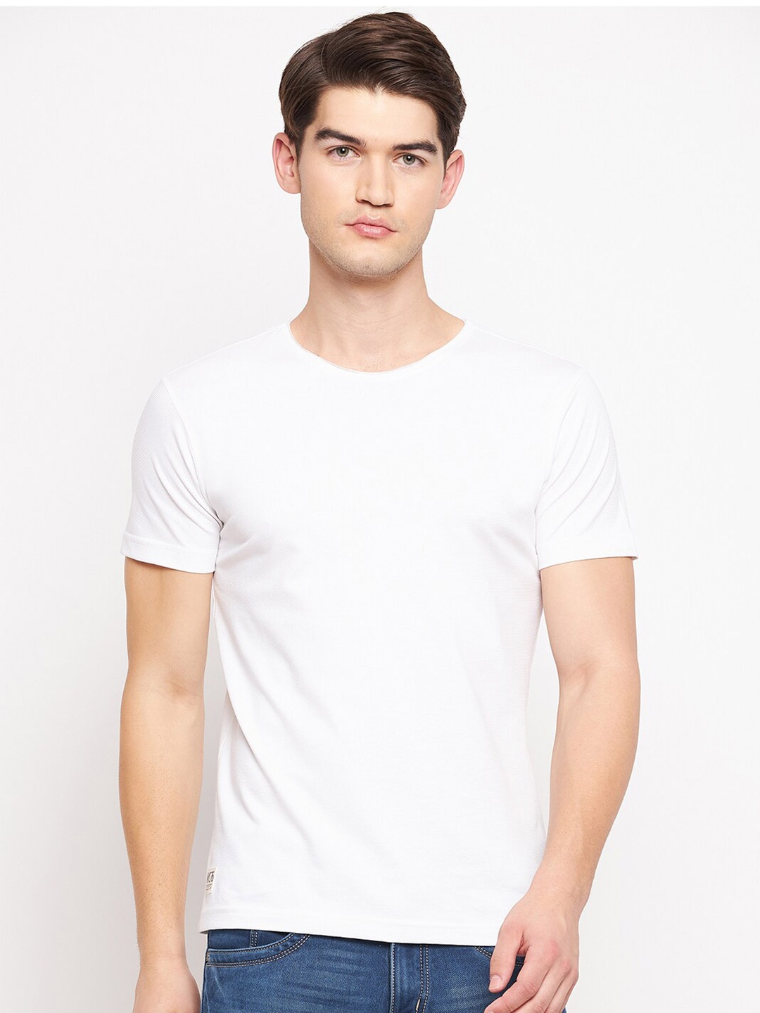 

QUBIC Men White Solid Cotton T-shirt