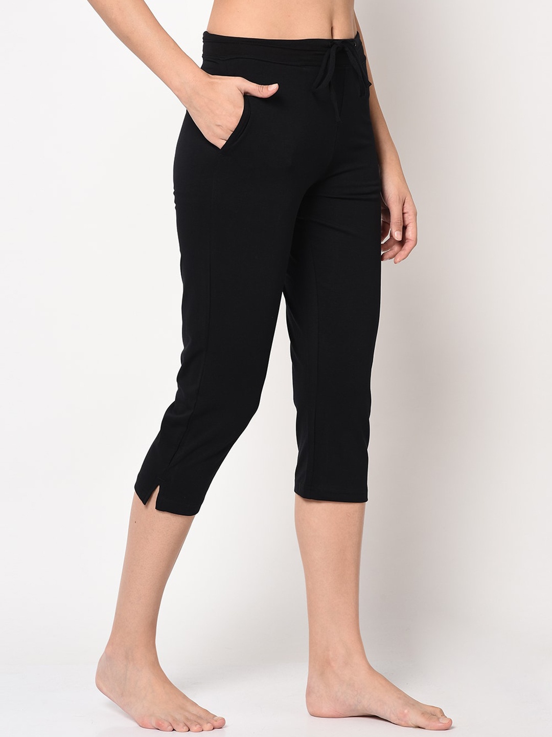 

NEWRIE Women Black Solid Cotton Capris