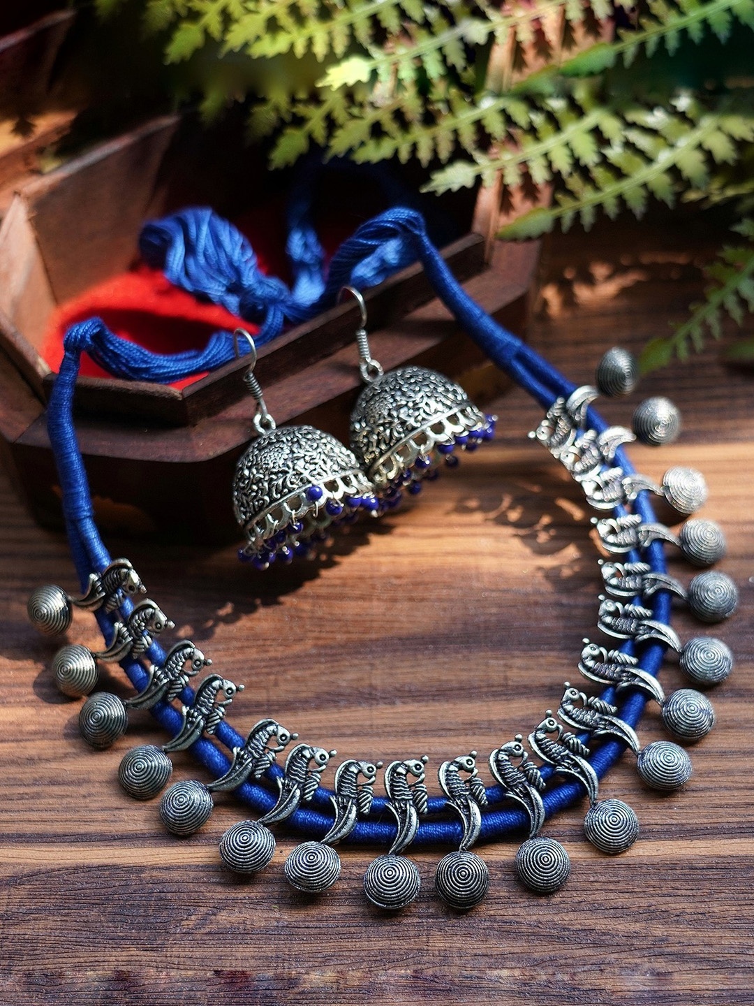 

FIROZA Women Silver-Toned & Navy Blue Parrot Design Detailed Jewellery Set