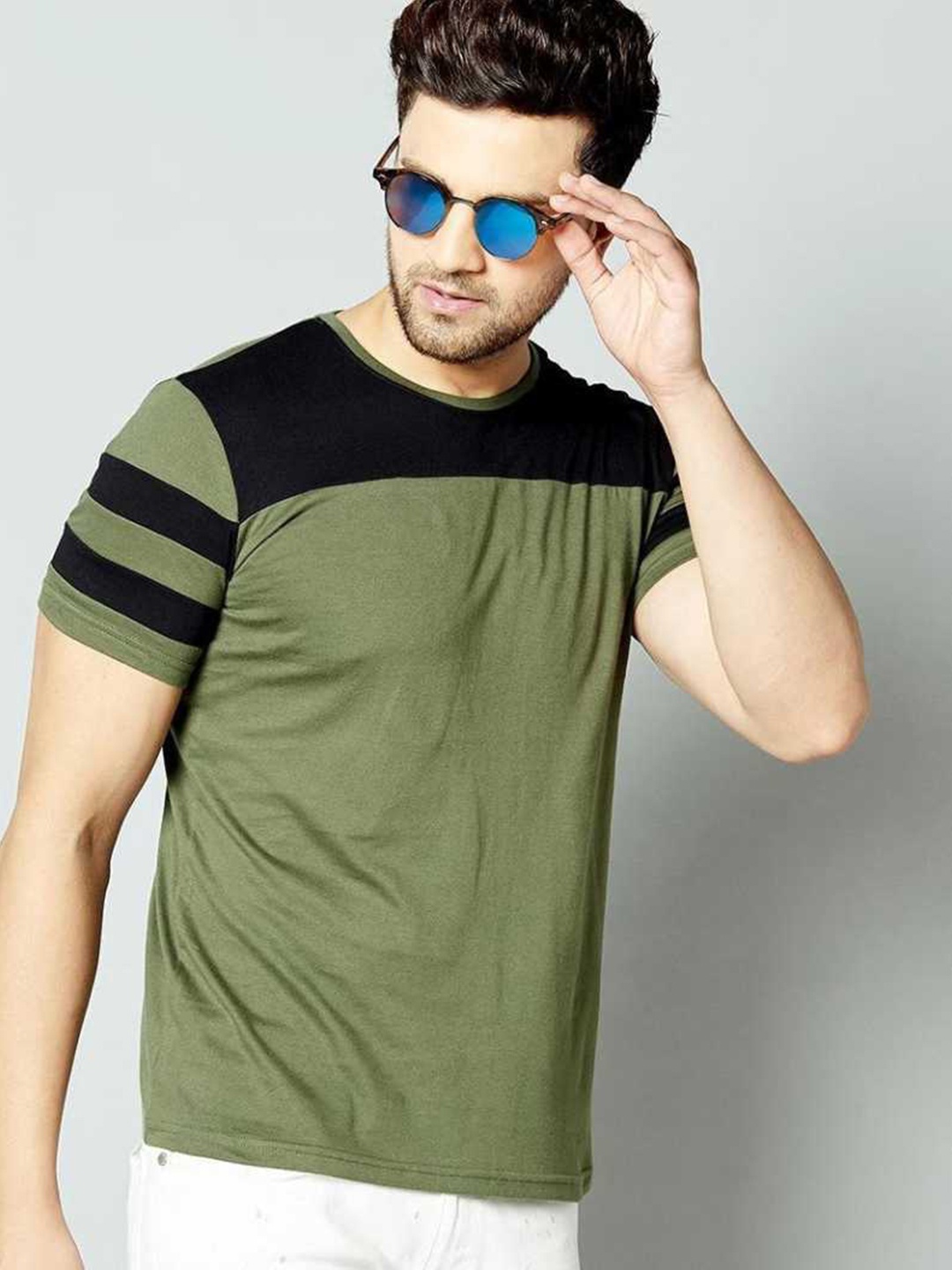 

TRUE BASKET Men Olive Green & Black Colourblocked T-shirt