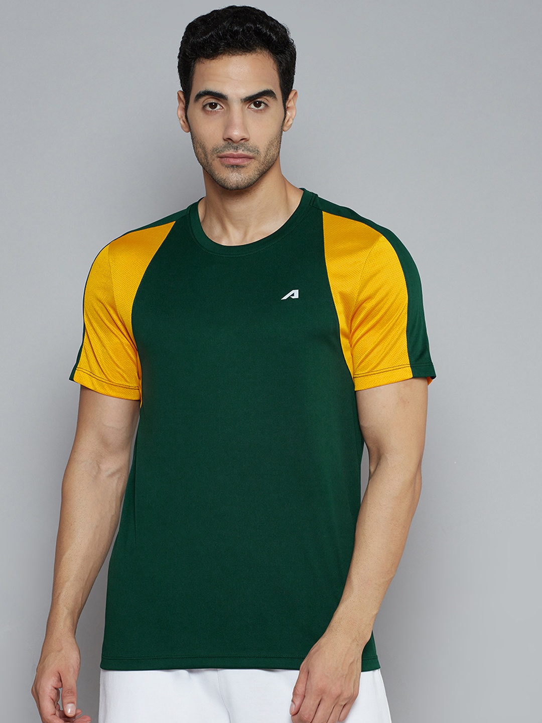 

Alcis Men Green Solid Slim Fit T-shirt