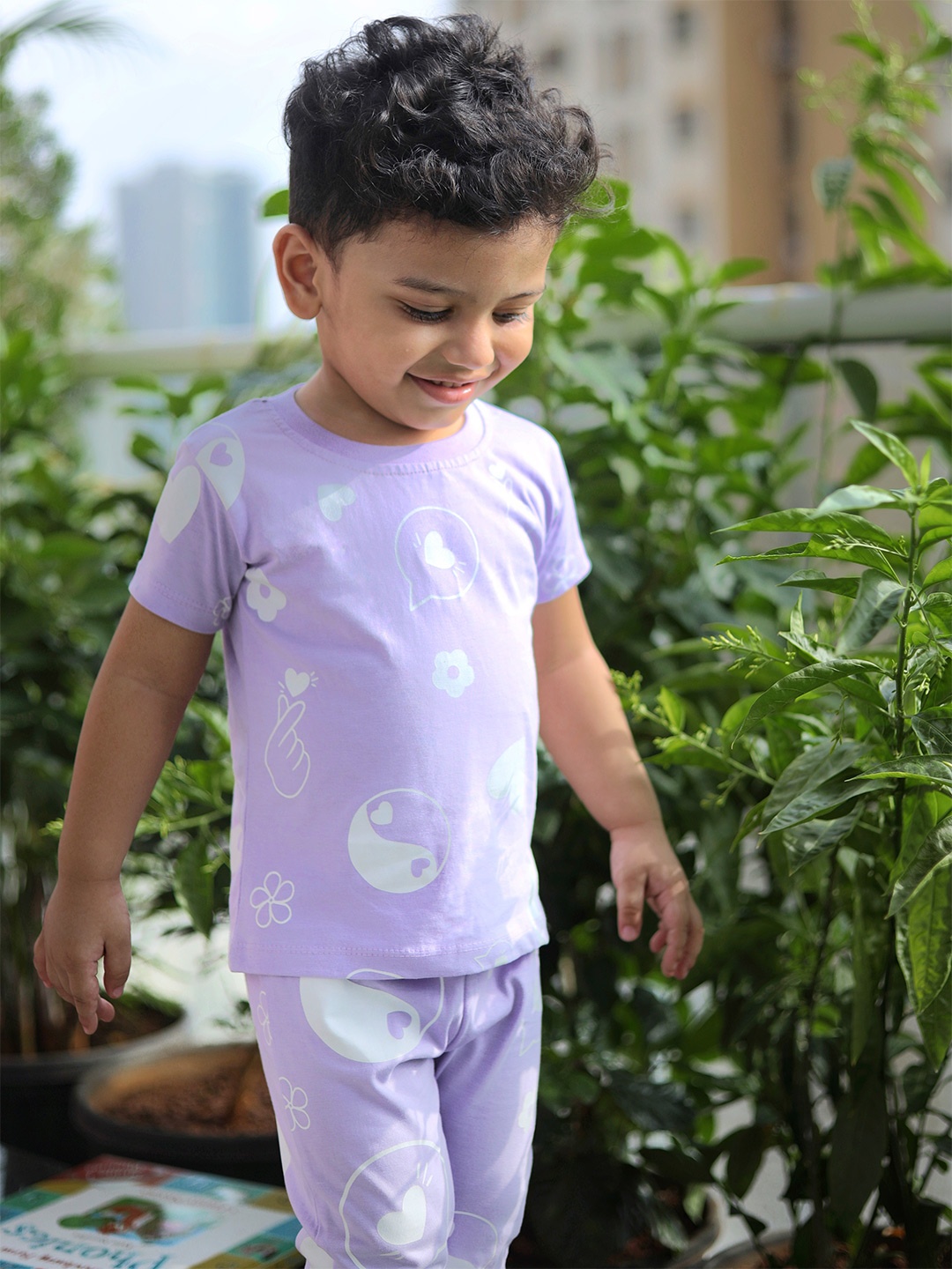 

Cuddles for Cubs Unisex Pure cotton Kids Purple & White Printed Night suit