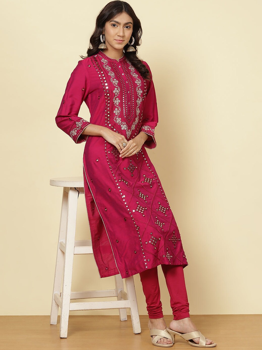 

Lakshita Women Red Geometric Embellished Thread Work Kurta