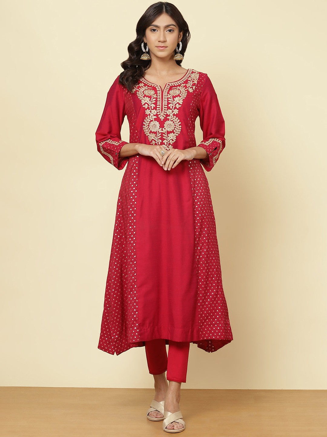 

Lakshita Women's Ethnic Motifs Keyhole Neck Flared Sleeves Thread Work Kurta, Red