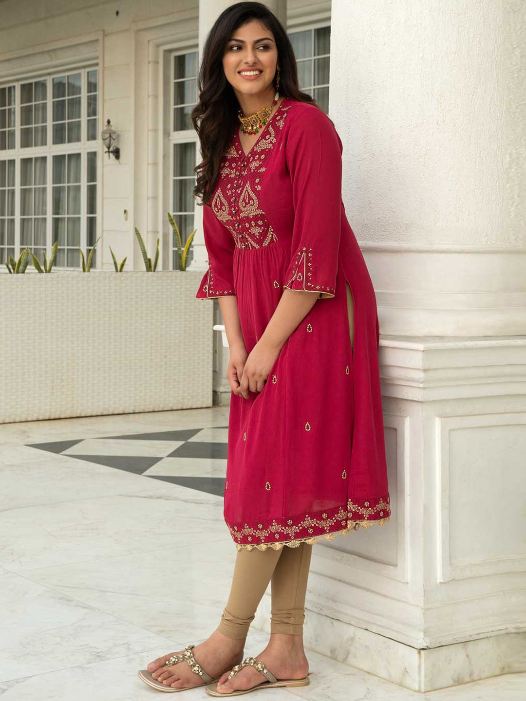 

Lakshita Women Red Geometric Embroidered Crepe Kurta