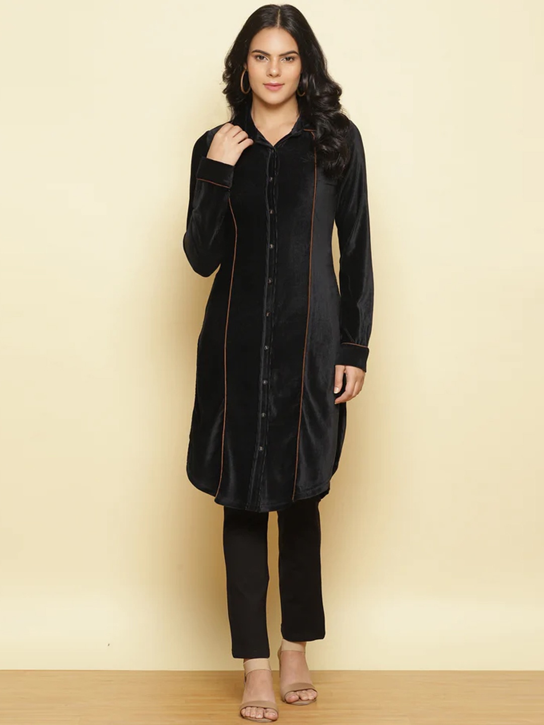 

Lakshita Women Charcoal Thread Work Velvet Pathani Kurta