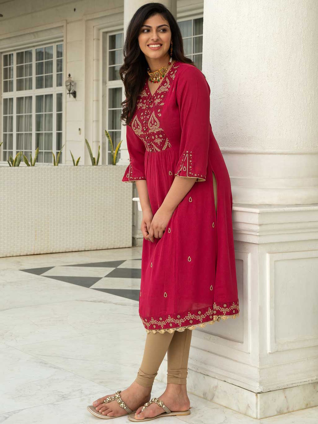

Lakshita Women Red Geometric Embroidered Crepe Kurta