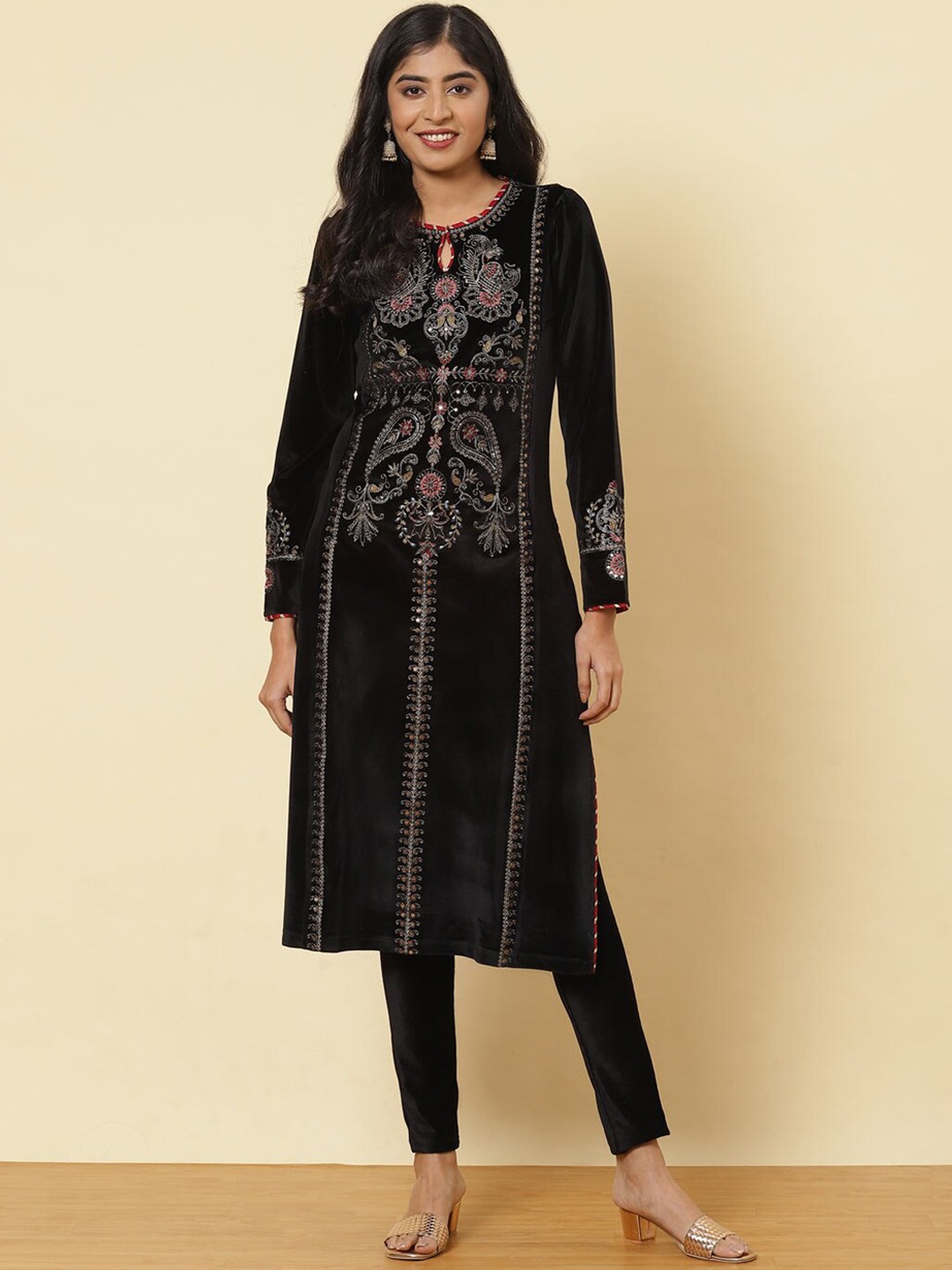 

Lakshita Women Charcoal Geometric Keyhole Neck Velvet Kurta