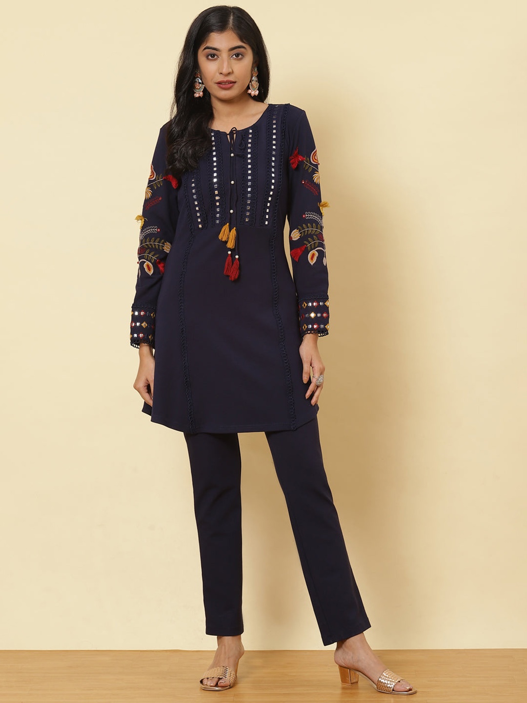 

Lakshita Women Blue Embroidered Thread Work Kurta