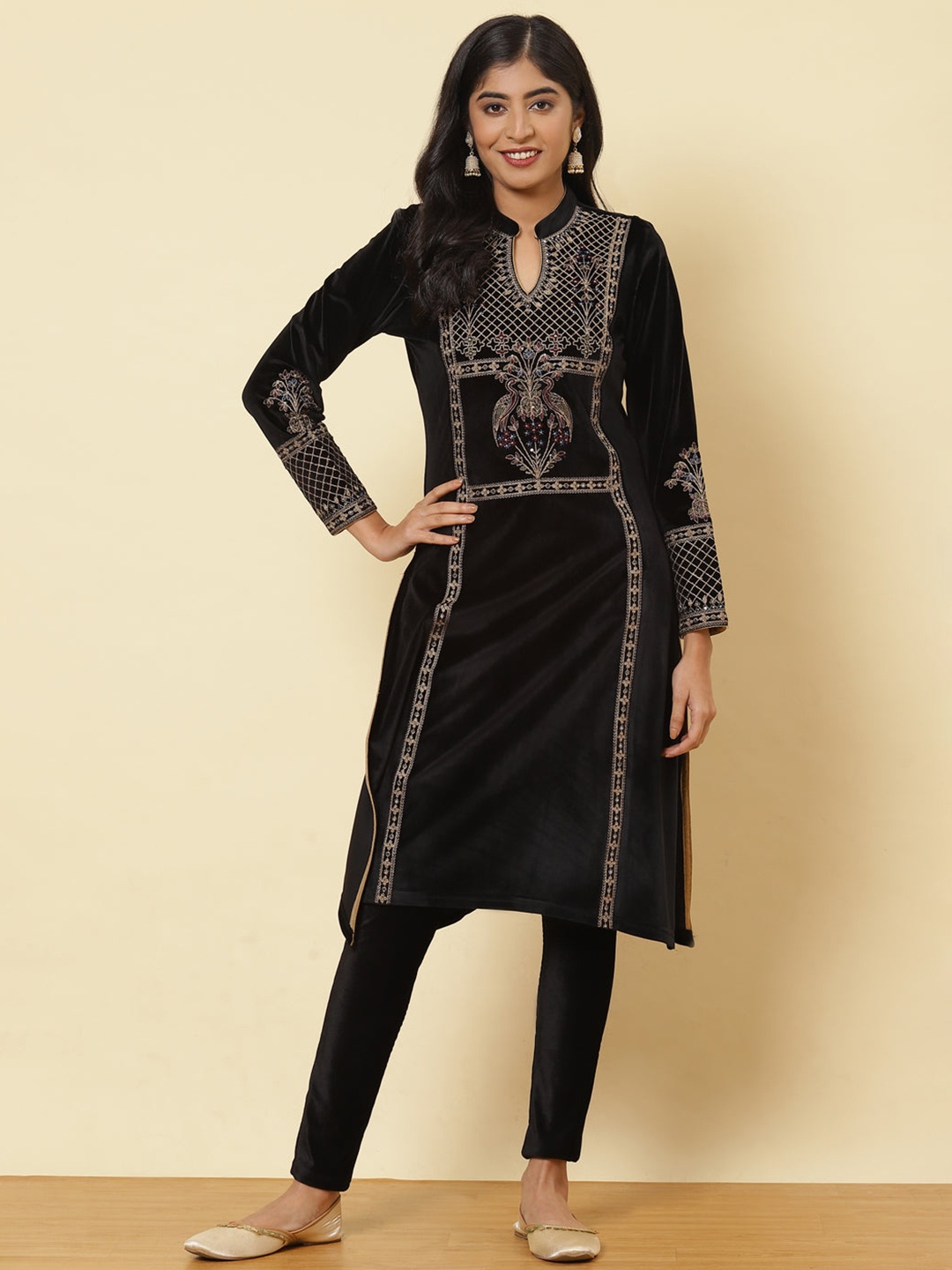 

Lakshita Women black Ethnic Motifs Embroidered Velvet Kurta with Sequins Work